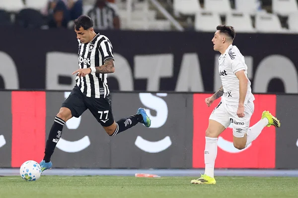 No retorno do Brasileirão, Botafogo marca no fim e derrota o Santos - destaque galeria No retorno do Brasileirão, Botafogo marca no fim e derrota o Santos - destaque galeria