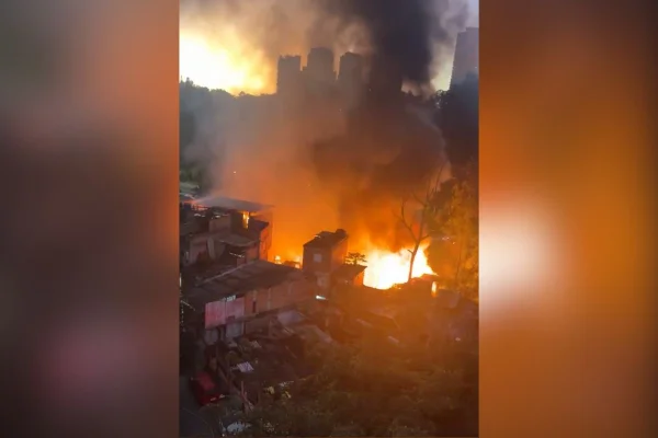 Incêndio de grandes proporções atinge região de Paraisópolis - destaque galeria Incêndio de grandes proporções atinge região de Paraisópolis - destaque galeria