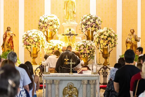 Imagem colorida de igreja com flores brancas para médica que morreu na Tailândia