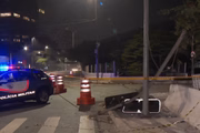 Semáforo e placa de sinalização foram derrubados 
