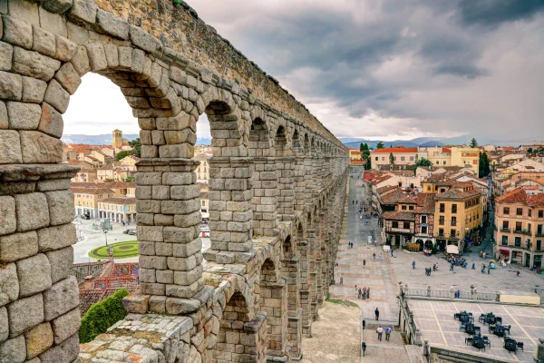 Turista morre após cair de aqueduto romano em Segóvia, na Espanha - Metrópoles