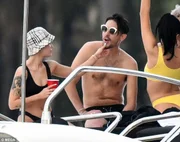 Vazam fotos da cantora Halsey supostamente cheirando cocaína em barco - imagem 6 Vazam fotos da cantora Halsey supostamente cheirando cocaína em barco - imagem 6