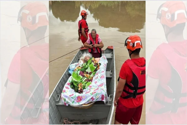 Imagem colorida,mãe acamada e filha são resgatadas de barco após alagamento- Metrópoles
