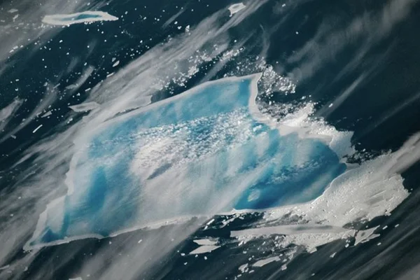 Imagem colorida mostra iceberg A-23A - Metrópoles