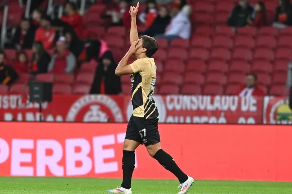 Imagem colorida de João Cruz comemorando gol pelo Athletico-PR