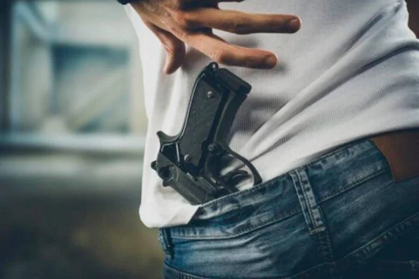 Um revolver foi encontrado com o suspeito