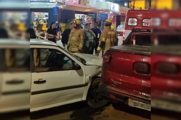 Mulher embriagada bate em dois carros e quase atinge pedestres no DF