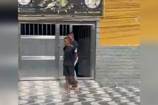 Homem que atirou contra policiais é preso enquanto fazia tatuagem 