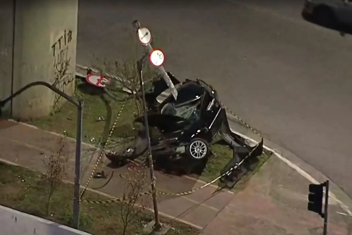 Motorista foi arremesado para fora de carro após bater contra poste durante suposto racha Motorista foi arremesado para fora de carro após bater contra poste durante suposto racha