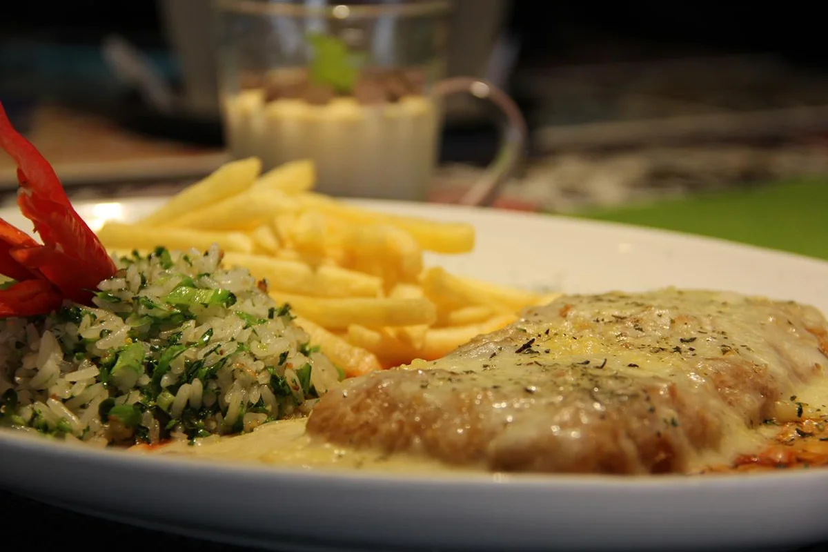Simples Assim (Dudu Camargo) - Prato Principal: Areia e Sol (parmegiana de picanha suína com arroz com brócolis e batata frita)
Sobremesa: Mousse de maracujá com gotas de chocolate
Valor: R$ 39,00.
Horário de funcionamento: almoço - terça a quinta das 12h às 15h; sexta e sábado das 12h às 23h30; domingo das 12h às 17h; jantar - terça a quarta das 18h às 23h30; sexta e sábado 18h às 23h30
Endereço: AV Jacarandá, SN - Lote 19 - Loja 01.02.03 - Águas Claras Simples Assim (Dudu Camargo) - Prato Principal: Areia e Sol (parmegiana de picanha suína com arroz com brócolis e batata frita)
Sobremesa: Mousse de maracujá com gotas de chocolate
Valor: R$ 39,00.
Horário de funcionamento: almoço - terça a quinta das 12h às 15h; sexta e sábado das 12h às 23h30; domingo das 12h às 17h; jantar - terça a quarta das 18h às 23h30; sexta e sábado 18h às 23h30
Endereço: AV Jacarandá, SN - Lote 19 - Loja 01.02.03 - Águas Claras