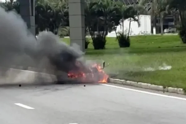 Moto é destruída após pegar fogo em Florianópolis