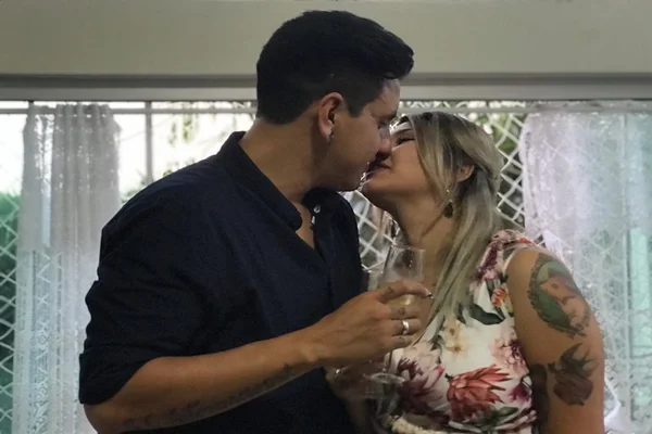 Fora da cadeia, Sara Winter fica noiva em Brasília. Veja fotos
