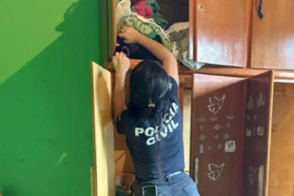 imagem colorida policial revista casa de mulher que escondeu crack na mochila da filha