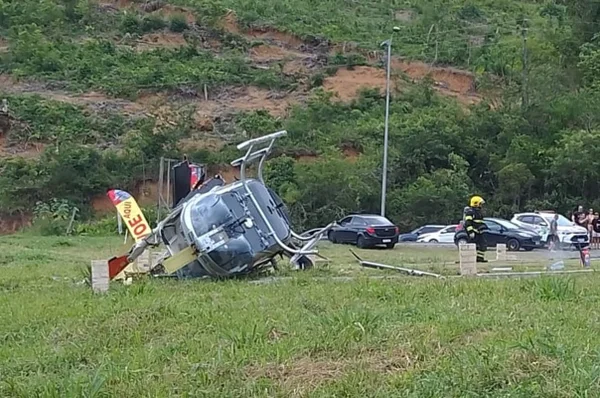 Foto colorida de helicóptero tombado - Metrópoles