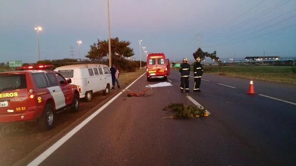 Ciclista idoso morre ao ser atropelado por kombi em Samambaia
