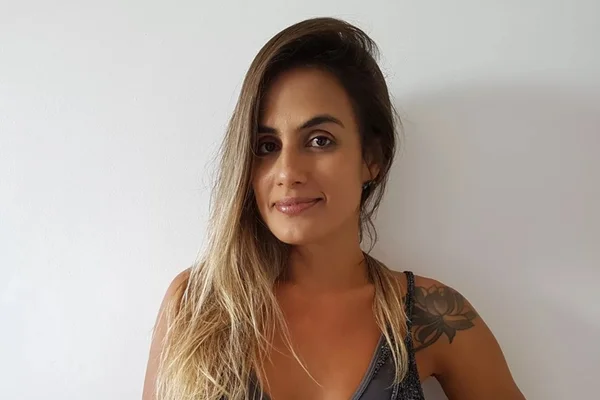 BBB19: Carolina é próxima de Ivete e já curtiu festa com Isis Valverde