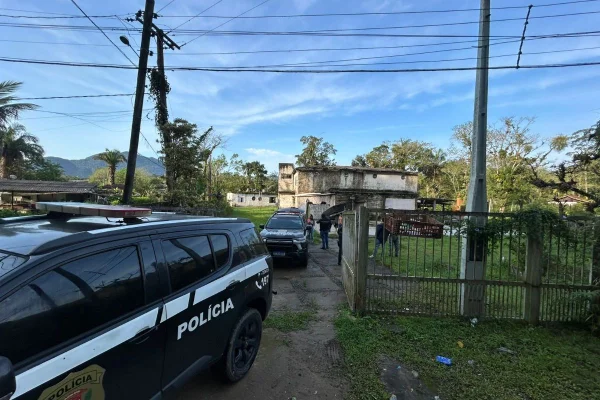 Imagem colorida mostra viatura da Polícia Civil durante prisão de "Leão Banguelo", criminoso do PCC. Metrópoles