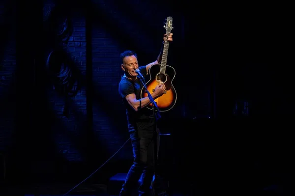 Bruce Springsteen olha para o oeste, com cordas e lamentos
