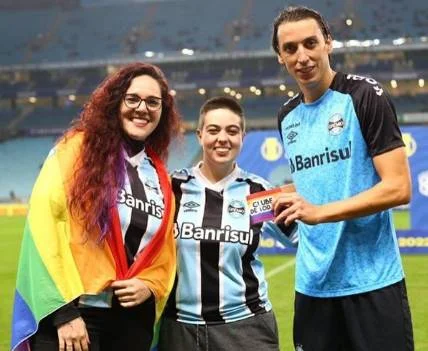 Após ser criticado, Geromel demonstra apoio à causa LGBT nas redes