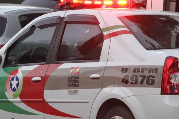 Imagem colorida, irmão ameça irmã em SC - Metrópoles