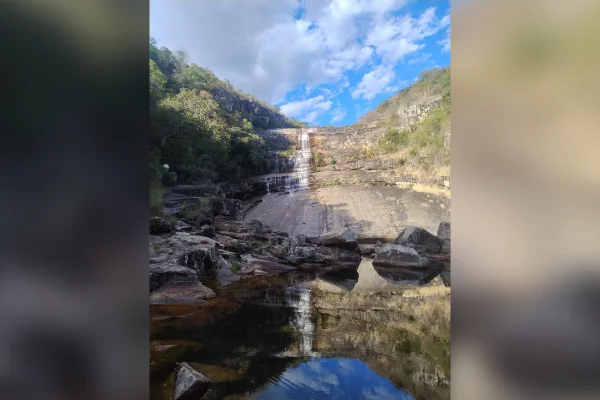 Mulher cai de tobogã de pedra em cachoeira de MG e sofre suspeita de fratura na coluna