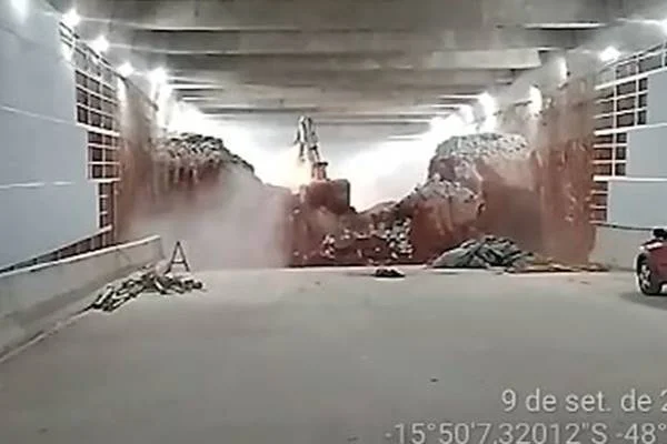 Imagem colorida de retroescavadeira em túnel