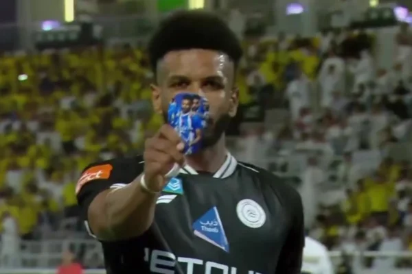 Jogador comemora gol com caneleira de time rival e será dispensado