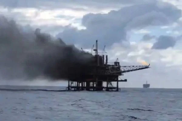 imagem colorida explosao plataforma petrobras