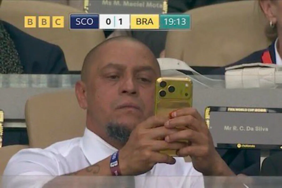 Roberto Carlos viraliza ao ver jogo do Brasil com celular de ouro Roberto Carlos viraliza ao ver jogo do Brasil com celular de ouro