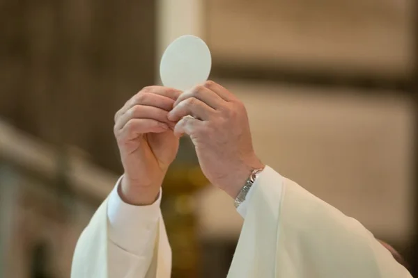 Grupo invade igreja e furta cálice com 50 hóstias