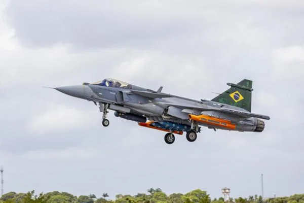 Imagem colorida do F-39 Gripen, caça supersônico - Metrópoles