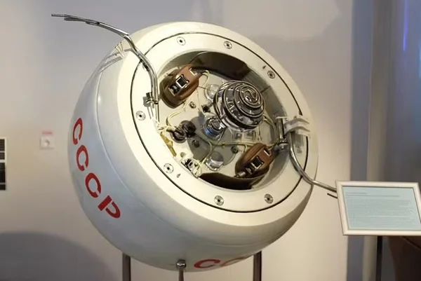 Imagem mostra uma réplica da base de sonda soviética Kosmos 482, que é redonda e branca - Metrópoles