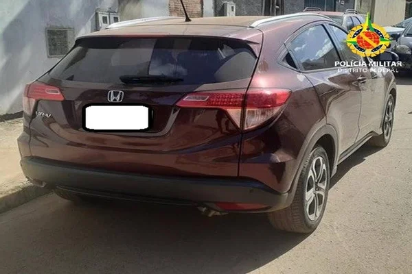 Carro cor de vinho encontrado pela PMDF - Metrópoles