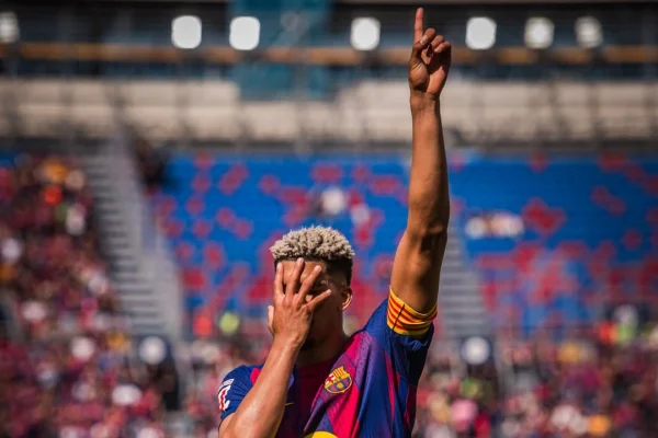 Imagem colorida da partida entre Barcelona x Rayo Vallencano