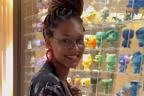 Jessilane se impressiona com brinquedos no apê de Tiago Abravanel