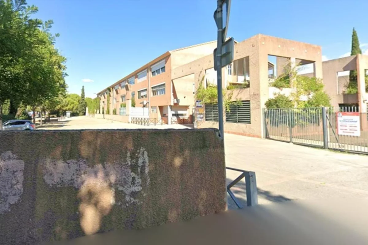 Adolescente de 14 anos atira em diretor e professora em escola da França
