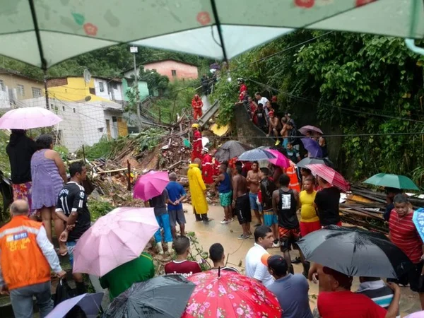 Chuva forte causa morte e prejuízos em Olinda e no Recife