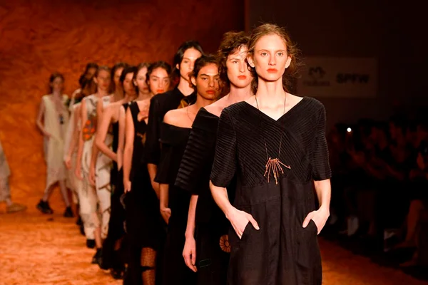 SPFW chega ao fim com muitas cores, formas e diversidade na passarela