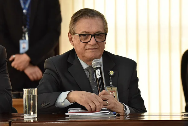 MEC abrirá sindicância para investigar caso dos livros didáticos
