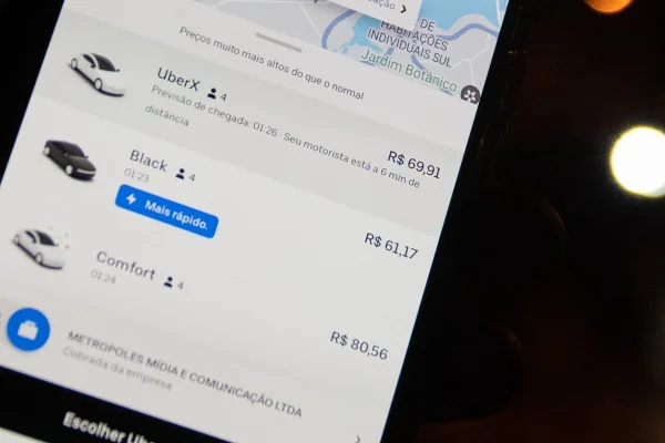 Moraes nega vínculo entre motorista e aplicativo de transporte