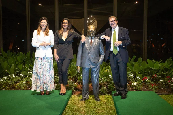 Duas mulheres, estátua e homem