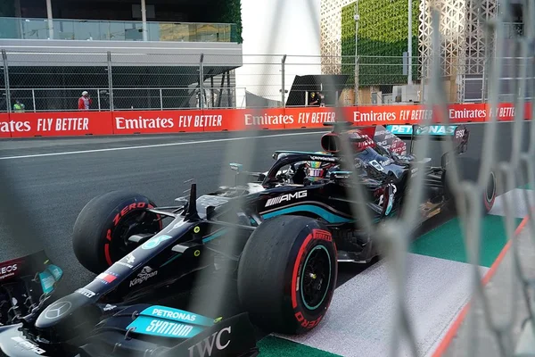 Hamilton é o mais rápido da sexta em treino; Verstappen fica em 4º