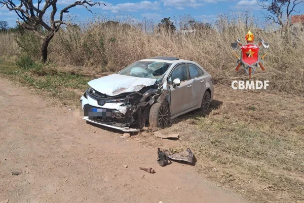 Imagem colorida de carro batido