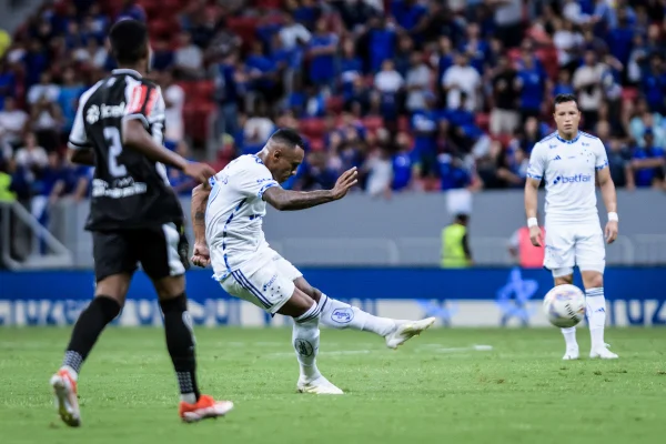Foto colorida de Marquinhos, do Cruzeiro, durante chute ao gol do Athletic em Brasília - Metrópoles