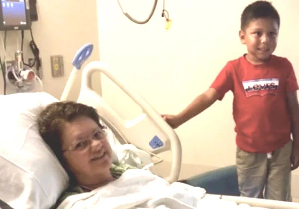 Menino de 6 anos salva vida de professora após queda na sala