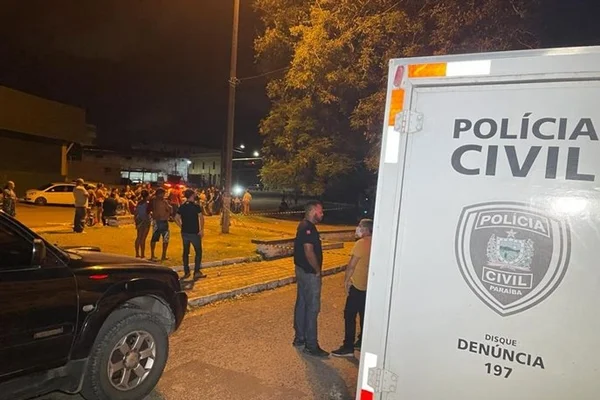 Em tiroteio, homem abraça criança para protegê-la e acaba atingido