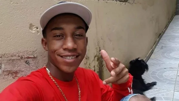Cães farejam cheiro de jovem que sumiu após abordagem policial