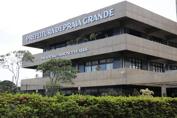 Foto colorida de fachada de prédio da Prefeitura de Praia Grande, no litoral sul de São Paulo.