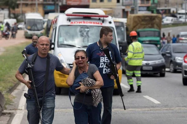 Após tiroteios, Linha Amarela do Rio é bloqueada pelo segundo dia