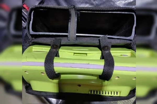 Bolsa com desfibrilador verde dentro